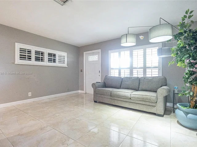 5517 NE 6th Ave, Oakland Park FL 33334