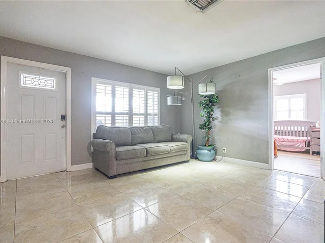 5517 NE 6th Ave, Oakland Park FL 33334