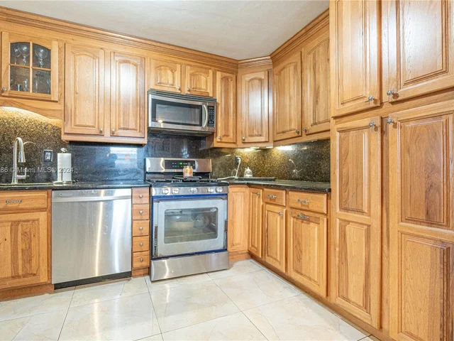 5517 NE 6th Ave, Oakland Park FL 33334