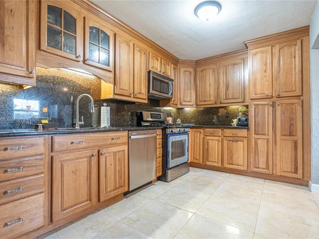 5517 NE 6th Ave, Oakland Park FL 33334