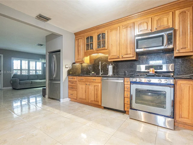 5517 NE 6th Ave, Oakland Park FL 33334