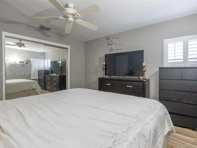 5517 NE 6th Ave, Oakland Park FL 33334