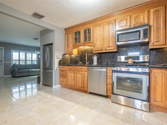 5517 NE 6th Ave, Oakland Park FL 33334