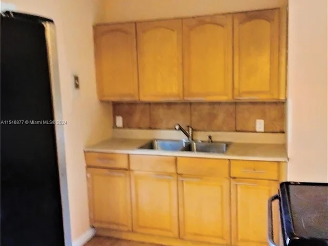 1021 NW 41st St, Miami FL 33127