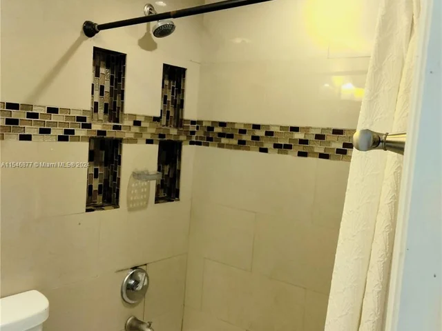 1021 NW 41st St, Miami FL 33127