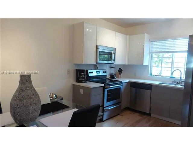 2010 Taylor St # 8B, Hollywood FL 33020