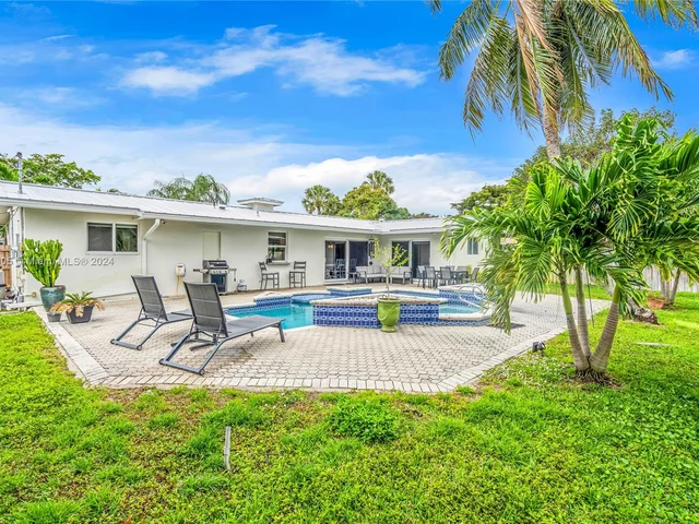 251 SE 8th St, Pompano Beach FL 33060