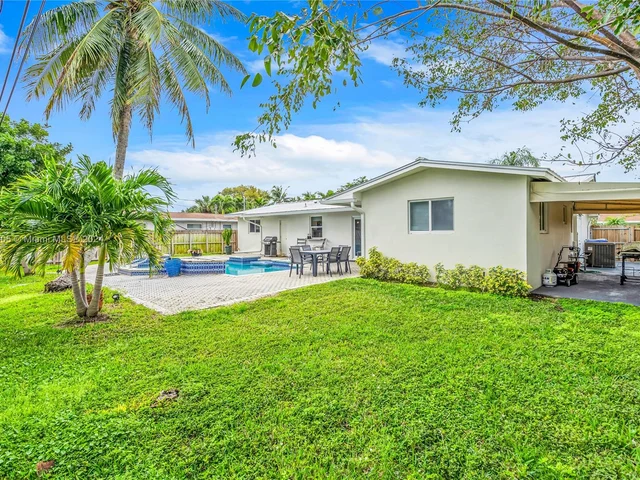 251 SE 8th St, Pompano Beach FL 33060