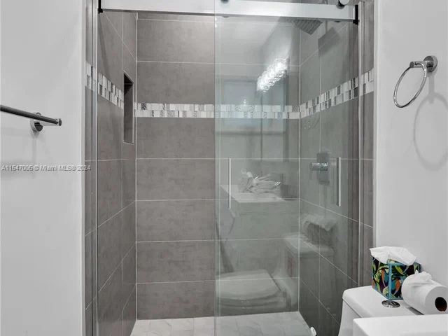 251 SE 8th St, Pompano Beach FL 33060