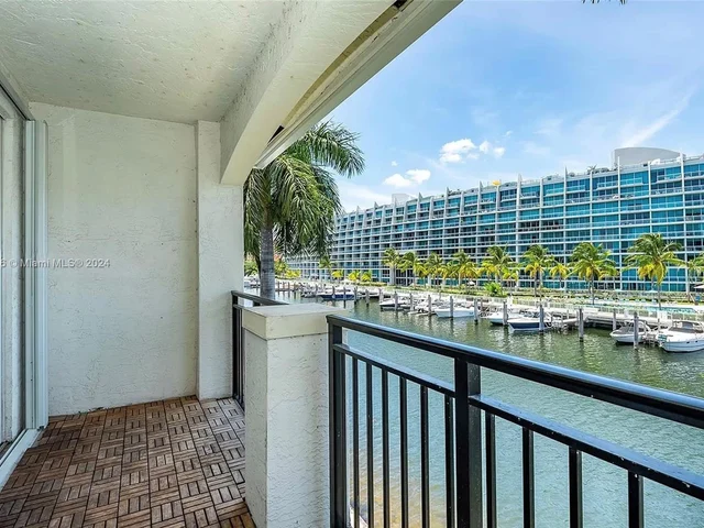 3125 NE 184th St, Aventura FL 33160