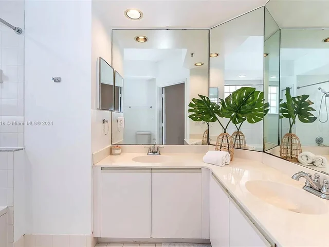 3125 NE 184th St, Aventura FL 33160