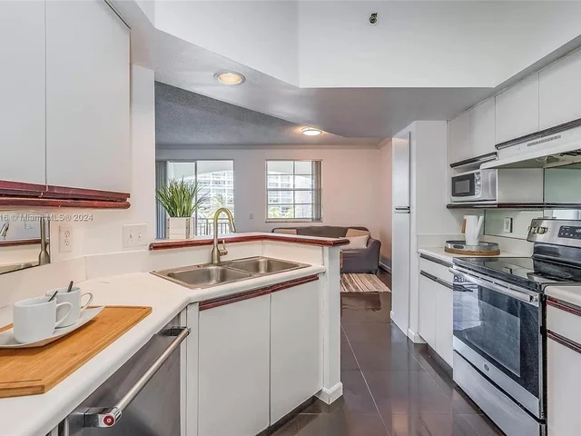 3125 NE 184th St, Aventura FL 33160