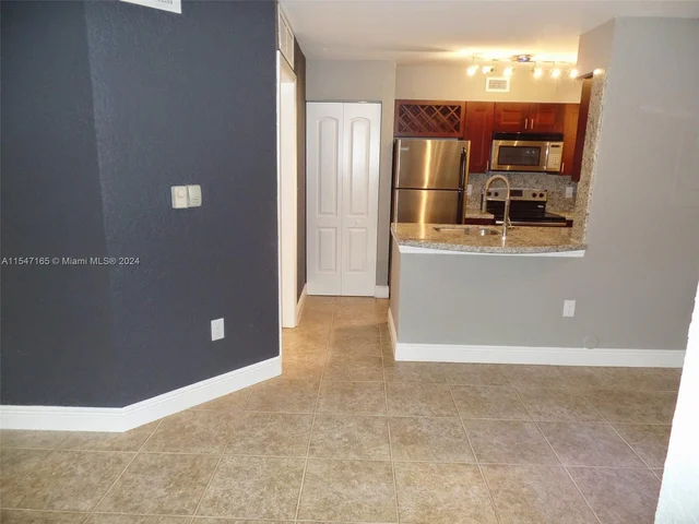 2803 N Oakland Forest Dr # 103, Oakland Park FL 33309