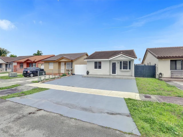 9075 NW 115th St, Hialeah Gardens FL 33018