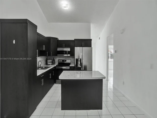 9075 NW 115th St, Hialeah Gardens FL 33018