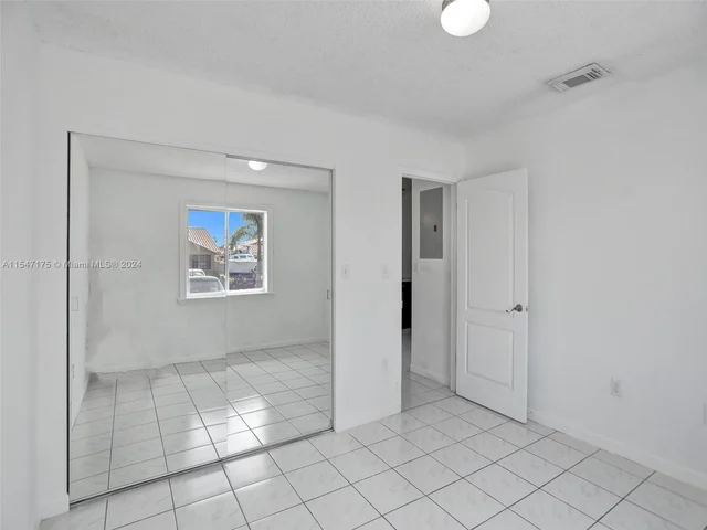 9075 NW 115th St, Hialeah Gardens FL 33018