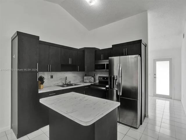 9075 NW 115th St, Hialeah Gardens FL 33018