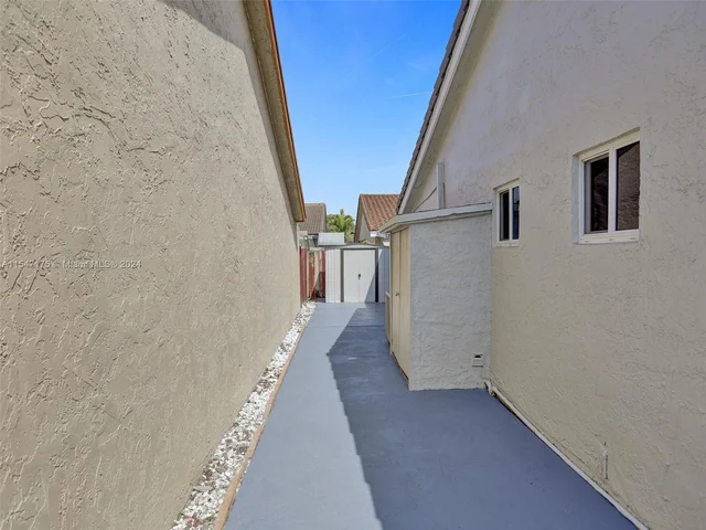 9075 NW 115th St, Hialeah Gardens FL 33018