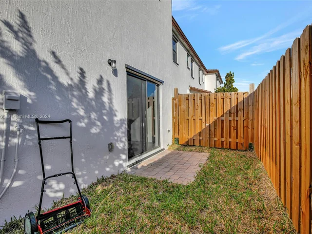 10010 SW 231st Ln, Miami FL 33190