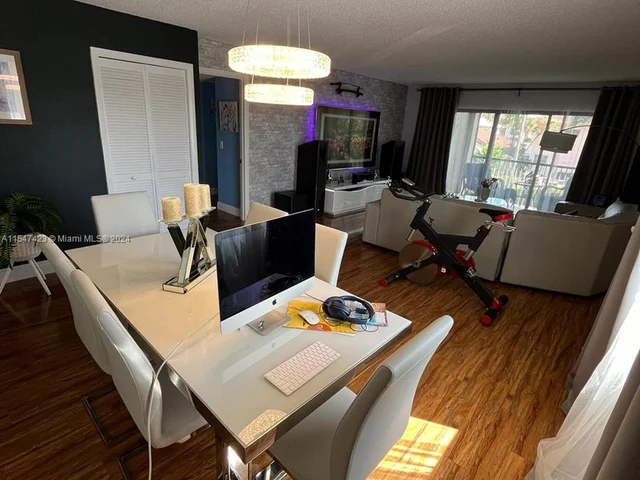 326 Lakeview Dr # 204, Weston FL 33326