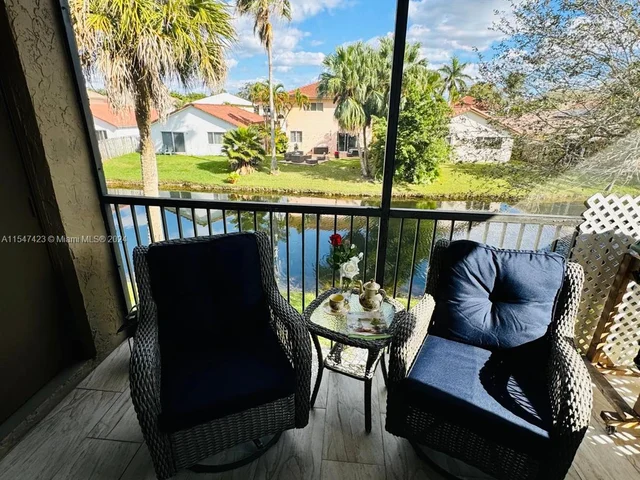 326 Lakeview Dr # 204, Weston FL 33326