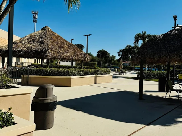 326 Lakeview Dr # 204, Weston FL 33326