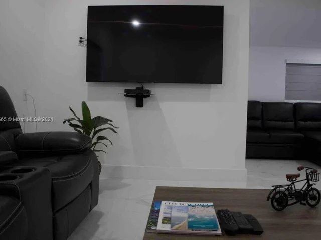 1222 SE 9th Ct, Hialeah FL 33010