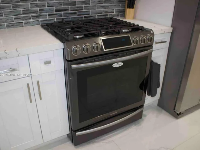 1222 SE 9th Ct, Hialeah FL 33010