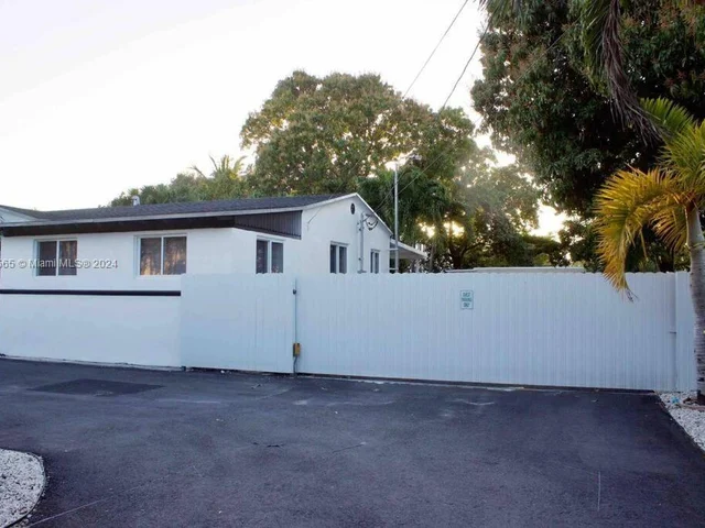 1222 SE 9th Ct, Hialeah FL 33010