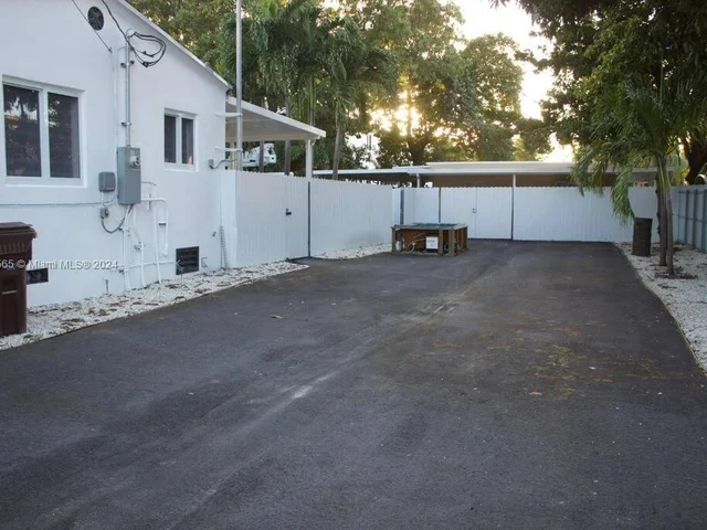 1222 SE 9th Ct, Hialeah FL 33010