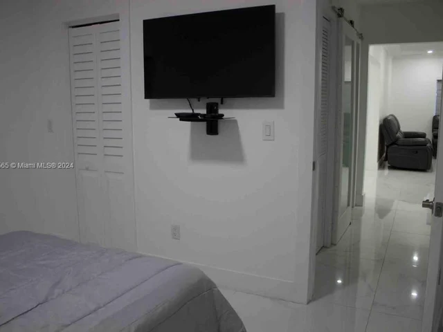 1222 SE 9th Ct, Hialeah FL 33010