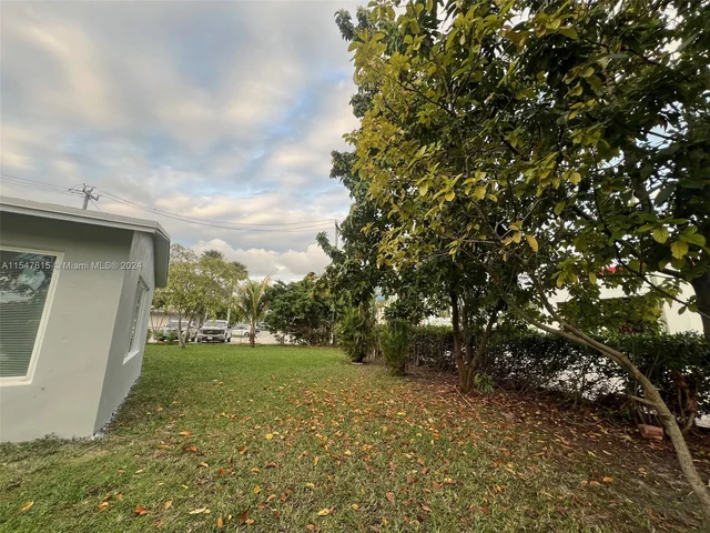 5801 Park Dr, Margate FL 33063