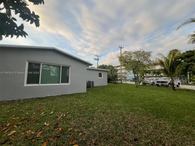 5801 Park Dr, Margate FL 33063