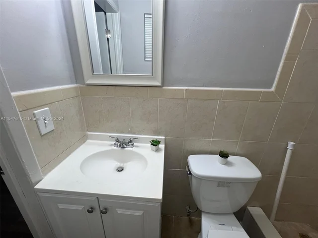 5801 Park Dr, Margate FL 33063