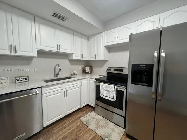 5801 Park Dr, Margate FL 33063