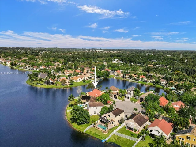 18492 NW 24th St, Pembroke Pines FL 33029