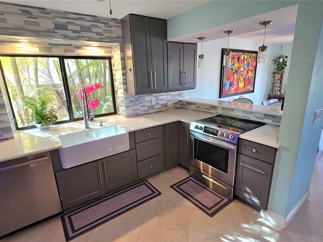 3851 NW 7th Pl, Deerfield Beach FL 33442