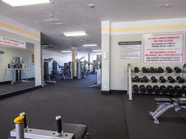 400 Kings Point Dr, Sunny Isles Beach FL 33160