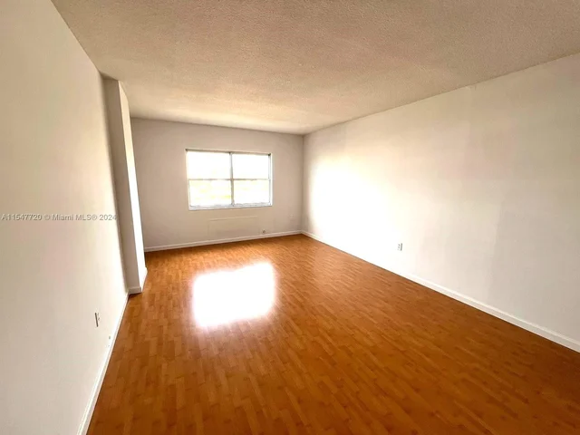 400 Kings Point Dr, Sunny Isles Beach FL 33160