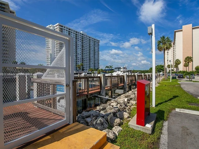 400 Kings Point Dr, Sunny Isles Beach FL 33160