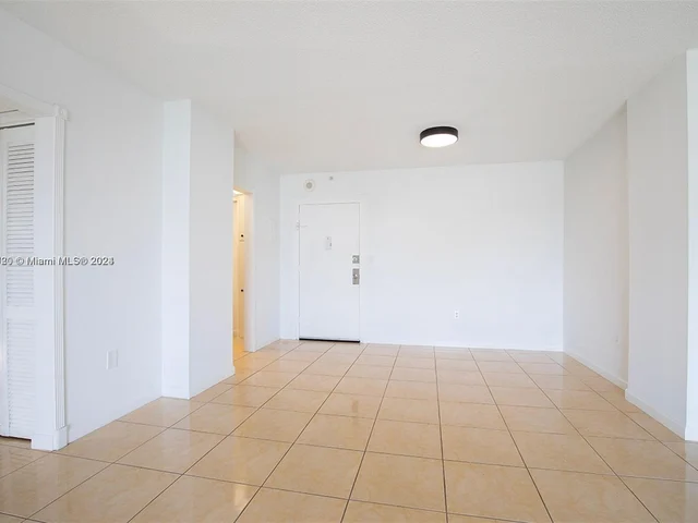 400 Kings Point Dr, Sunny Isles Beach FL 33160