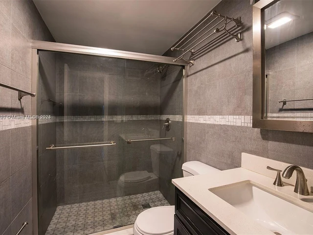 400 Kings Point Dr, Sunny Isles Beach FL 33160