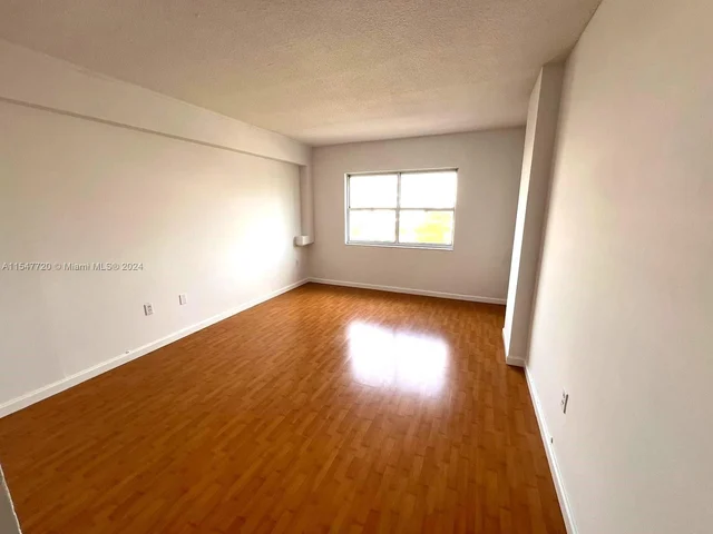 400 Kings Point Dr, Sunny Isles Beach FL 33160