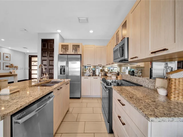 15785 NW 91st Ct # 15785, Miami Lakes FL 33018