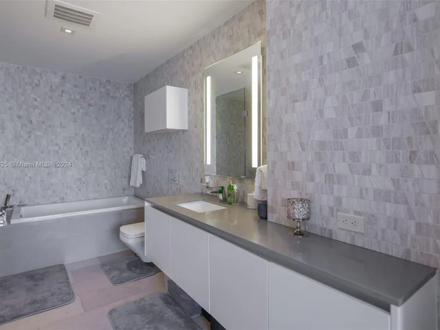 68 SE 6th St # 2206, Miami FL 33131