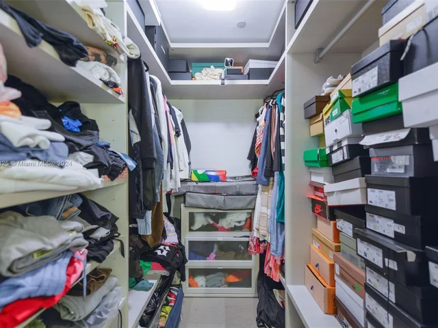 68 SE 6th St # 2206, Miami FL 33131