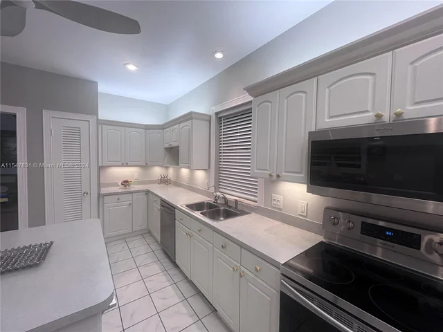 1061 Bimini Ln, Riviera Beach FL 33404