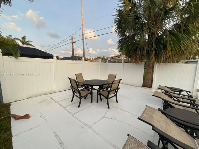 1061 Bimini Ln, Riviera Beach FL 33404