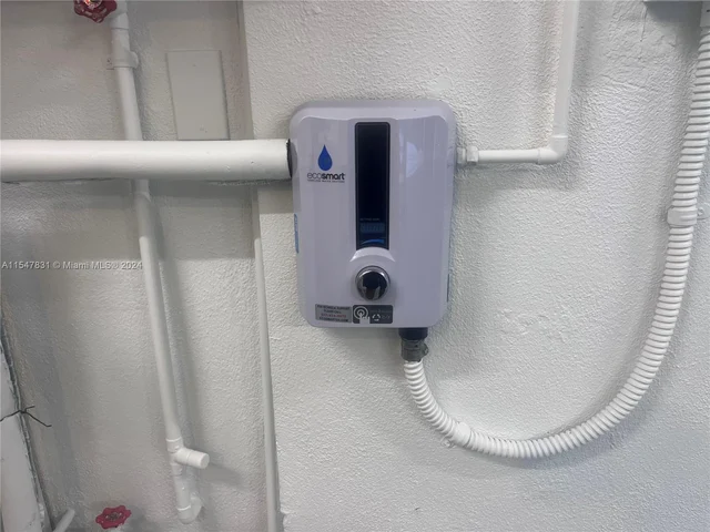 1061 Bimini Ln, Riviera Beach FL 33404