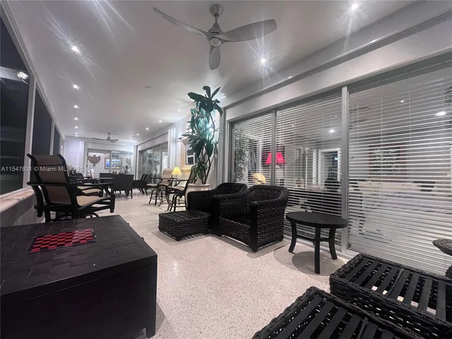 1061 Bimini Ln, Riviera Beach FL 33404